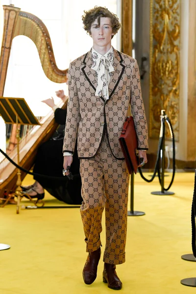 Look 99